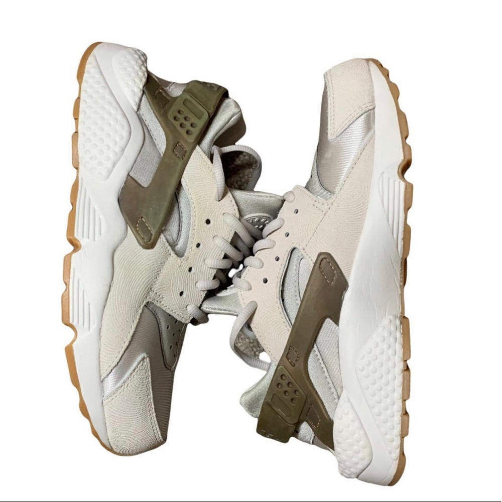 Women’s 7.5 Nike Huaraches. Gum bottoms. Suede - Gamma Grey/Phantom. Orig box